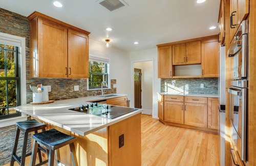 North End Cabaña | Charming Renovated Cottage - Walk to UPS & Proctor