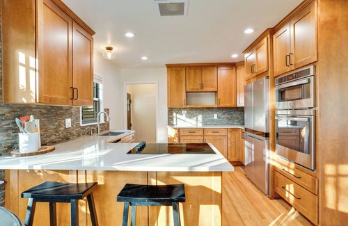 North End Cabaña | Charming Renovated Cottage - Walk to UPS & Proctor