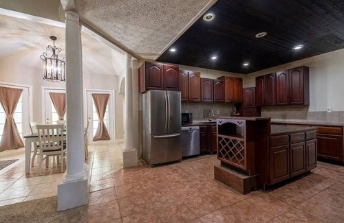Jackson Complejo | Charming Resort Suite-withParkingPool,BBQ,drinks,HotTub,Lake,Camp,SportsCourt