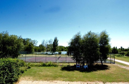 Contres Cabaña | Gîte tout confort à Cheverny : nature, étangs, tennis gratuit, proche châteaux de la Loire