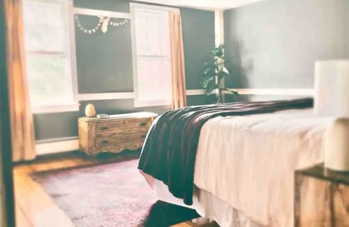 Harrisville Casa | Charming restored farmhouse in the heart of New England
