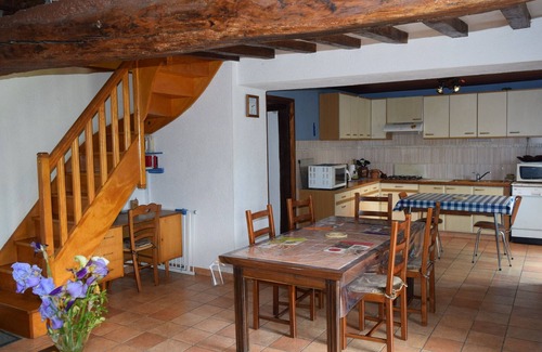 Crisse Cabaña | Encanto rural restaurado con chimenea en corazón del bosque, ideal para descansar