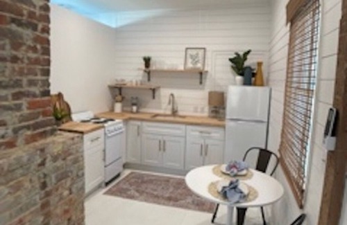 Westside Apartamento | Charming Restored Studio in Historic Westside near Citadel