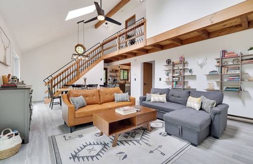 Hamlin Chalet De Esquí | Charming Retreat in the Hideout with a hot tub