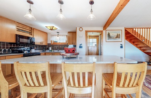Intervale Casa | Charming retreat + loft w/deck, gas grill, private washer/dryer, and jetted tub