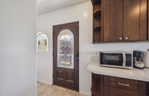 Middletown Condominio | Charming Retreat On West Quince Street 2 Bedroom Condo by RedAwning