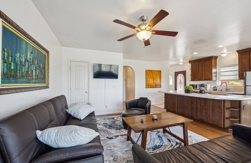 Middletown Condominio | Charming Retreat On West Quince Street 2 Bedroom Condo by RedAwning