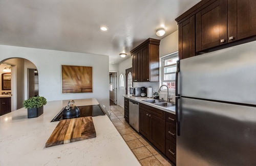 Middletown Condominio | Charming Retreat On West Quince Street 2 Bedroom Condo by RedAwning