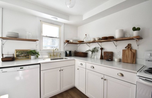 Brunswick Casa | Charming Retro 3BR+Office Home in Town