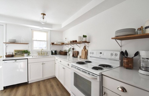 Brunswick Casa | Charming Retro 3BR+Office Home in Town