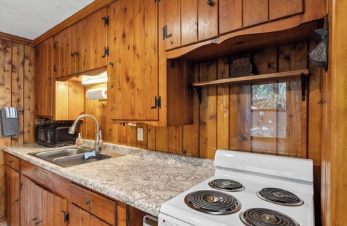 Sturgeon Bay Cabina | ¡Vuelve en el tiempo a la casa de tu abuelo! Cabaña del condado de la puerta pintoresca con vistas al ...
