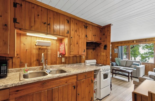 Sturgeon Bay Cabina | ¡Vuelve en el tiempo a la casa de tu abuelo! Cabaña del condado de la puerta pintoresca con vistas al ...