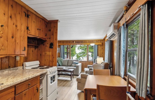 Sturgeon Bay Cabina | ¡Vuelve en el tiempo a la casa de tu abuelo! Cabaña del condado de la puerta pintoresca con vistas al ...