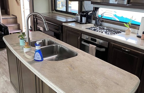 Soldotna Alquiler De RV | Charming river front campground with 5th Wheel Camper and WiFi in Soldotna