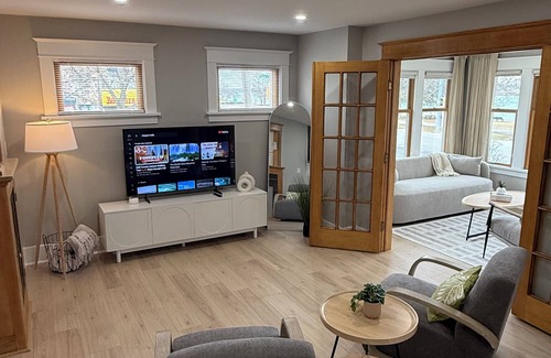 Tonawanda Cabaña | Charming River Front Cottage Retreat
