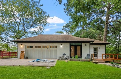 Norfolk Casa | Charming riverfront 1-bedroom house with WiFi, kitchenette, private deck.