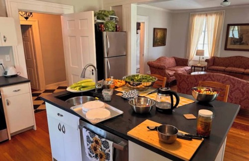 Green Island Apartamento | Charming Riverfront 4BR Flat