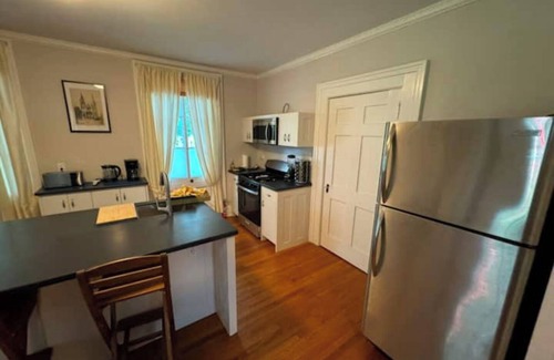 Green Island Apartamento | Charming Riverfront 4BR Flat