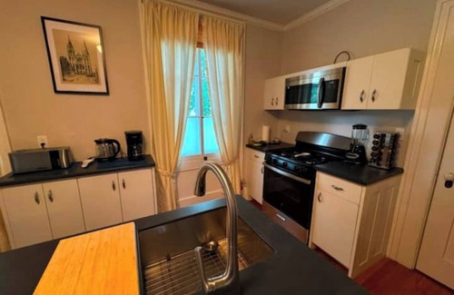 Green Island Apartamento | Charming Riverfront 4BR Flat