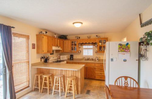 Jefferson Casa | Charming Riverfront Cabin - Hot Tub Overlooking New River, Gas Fireplace
