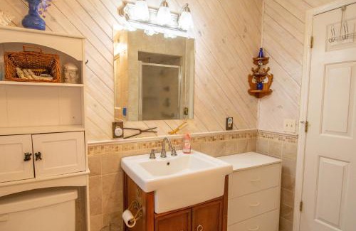 Jefferson Casa | Charming Riverfront Cabin - Hot Tub Overlooking New River, Gas Fireplace