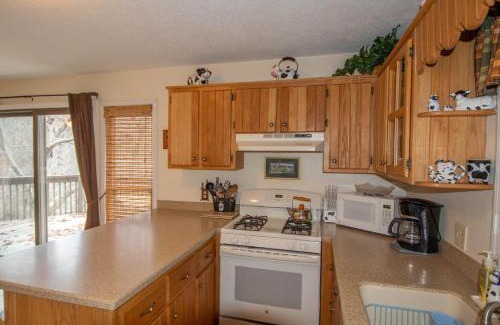 Jefferson Casa | Charming Riverfront Cabin - Hot Tub Overlooking New River, Gas Fireplace