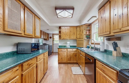 Marshall Casa | Charming Riverfront House with Full Kitchen, Wifi, and Central AC | Dog-Friendly