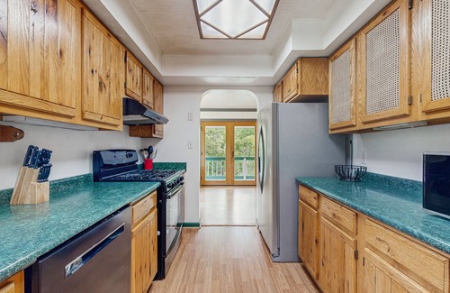Marshall Casa | Charming Riverfront House with Full Kitchen, Wifi, and Central AC | Dog-Friendly