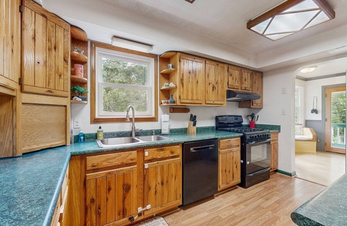 Marshall Casa | Charming Riverfront House with Full Kitchen, Wifi, and Central AC | Dog-Friendly