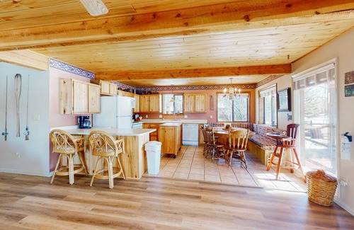 South Fork Cabina | Charming riverfront cabin with mountain view, firepit, washer/dryer & grill