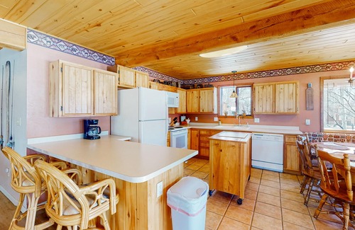 South Fork Cabina | Charming riverfront cabin with mountain view, firepit, washer/dryer & grill