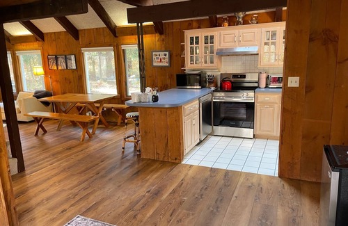 Jamaica Cabina | Charming riverside cabin in Jamaica, VT with hot tub