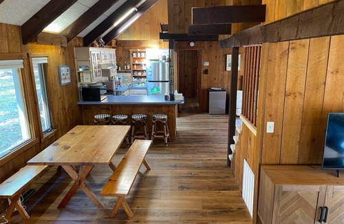 Jamaica Cabina | Charming riverside cabin in Jamaica, VT with hot tub