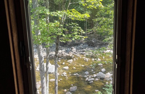 Jamaica Cabina | Charming riverside cabin in Jamaica, VT with hot tub