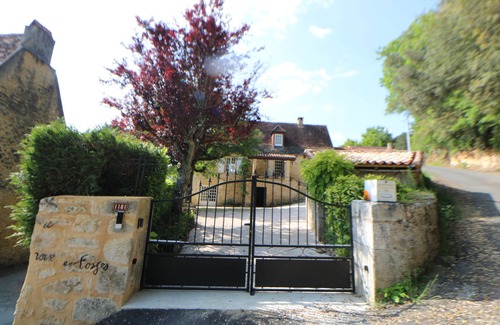Bezenac Casa | Charming Romantic Home With Large Garden & Pool