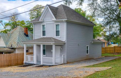 Roanoke Casa | Charming Roanoke Vacation Home - 1 Mi to Downtown!