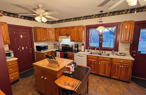 Rockport Casa | Charming Rockport, Maine 3BR – Walk to Picturesque Harbor & Downtown