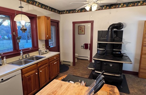 Rockport Casa | Charming Rockport, Maine 3BR – Walk to Picturesque Harbor & Downtown