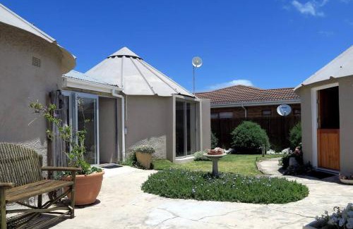 Sandbaai Casa | Charming rondavels 100 meters from sea