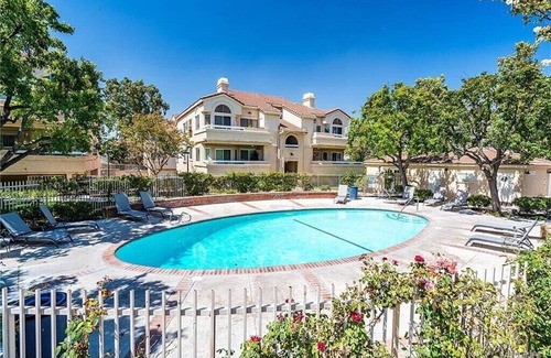 Newhall Condominio | Charming Room and a 3-bedroom condo w. Private bathroom Santa Clarita/Art Studio