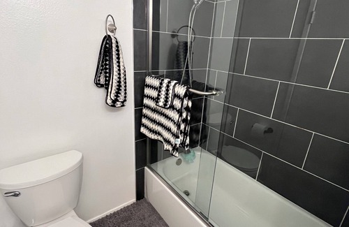 Newhall Condominio | Charming Room and a 3-bedroom condo w. Private bathroom Santa Clarita/Art Studio