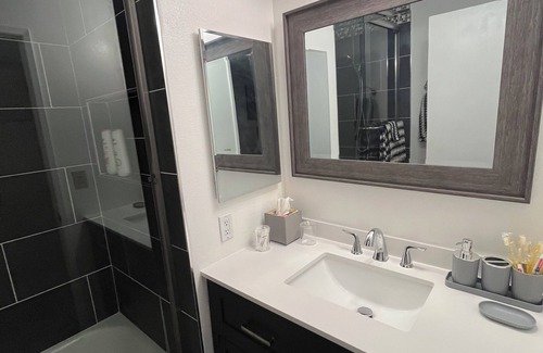 Newhall Condominio | Charming Room and a 3-bedroom condo w. Private bathroom Santa Clarita/Art Studio