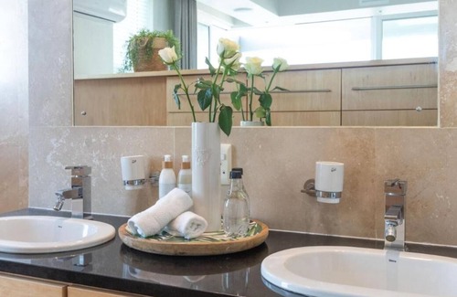 Herolds Bay Casa | Charming Room in a Seafront Villa With its own Kitchen and Lounge