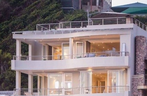 Herolds Bay Casa | Charming Room in a Seafront Villa With its own Kitchen and Lounge