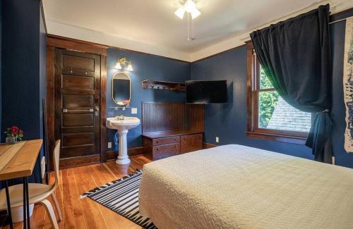 Broadway Casa | Charming Room in Capitol Hill - Foxglove Inn Rm 3
