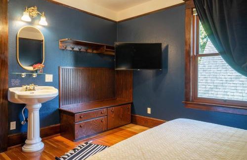 Broadway Casa | Charming Room in Capitol Hill - Foxglove Inn Rm 3
