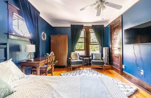 Broadway Casa | Charming Room in Capitol Hill - Foxglove Inn Rm 4
