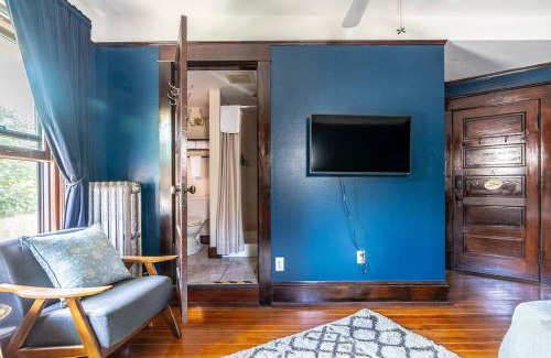 Broadway Casa | Charming Room in Capitol Hill - Foxglove Inn Rm 4