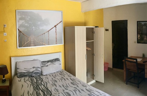 Conakry Casa | Encantadora habitación en nuestra casa de huéspedes.