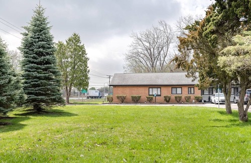 Riverview Apartamento | Charming Room w/Private Bath & Wi-fi in Brownstown!